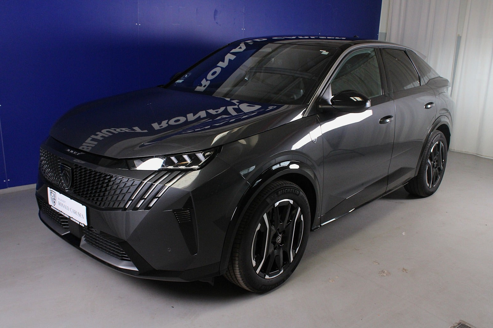 Grå Peugeot e-3008 fra 2025