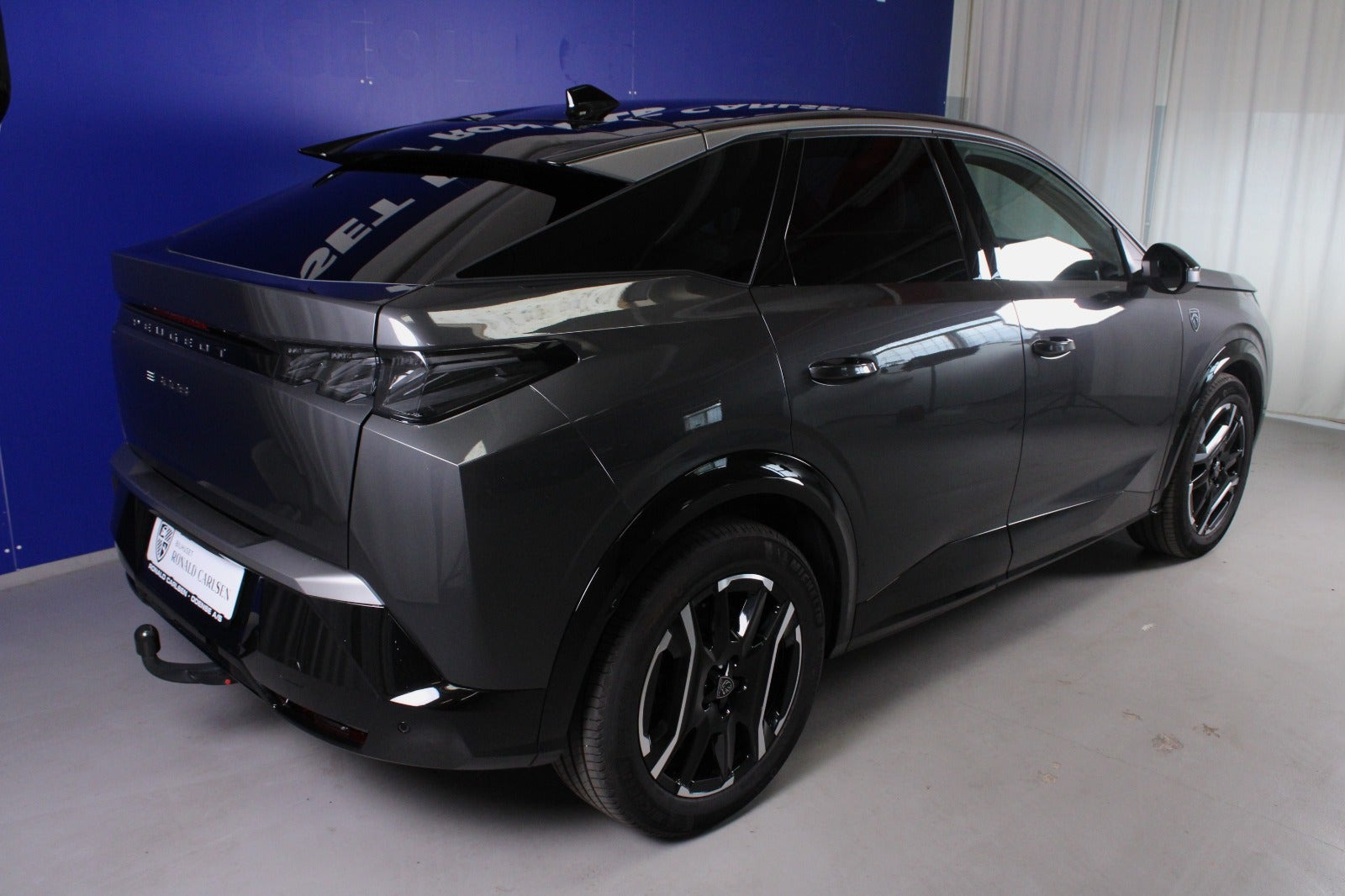 Grå Peugeot e-3008 fra 2025
