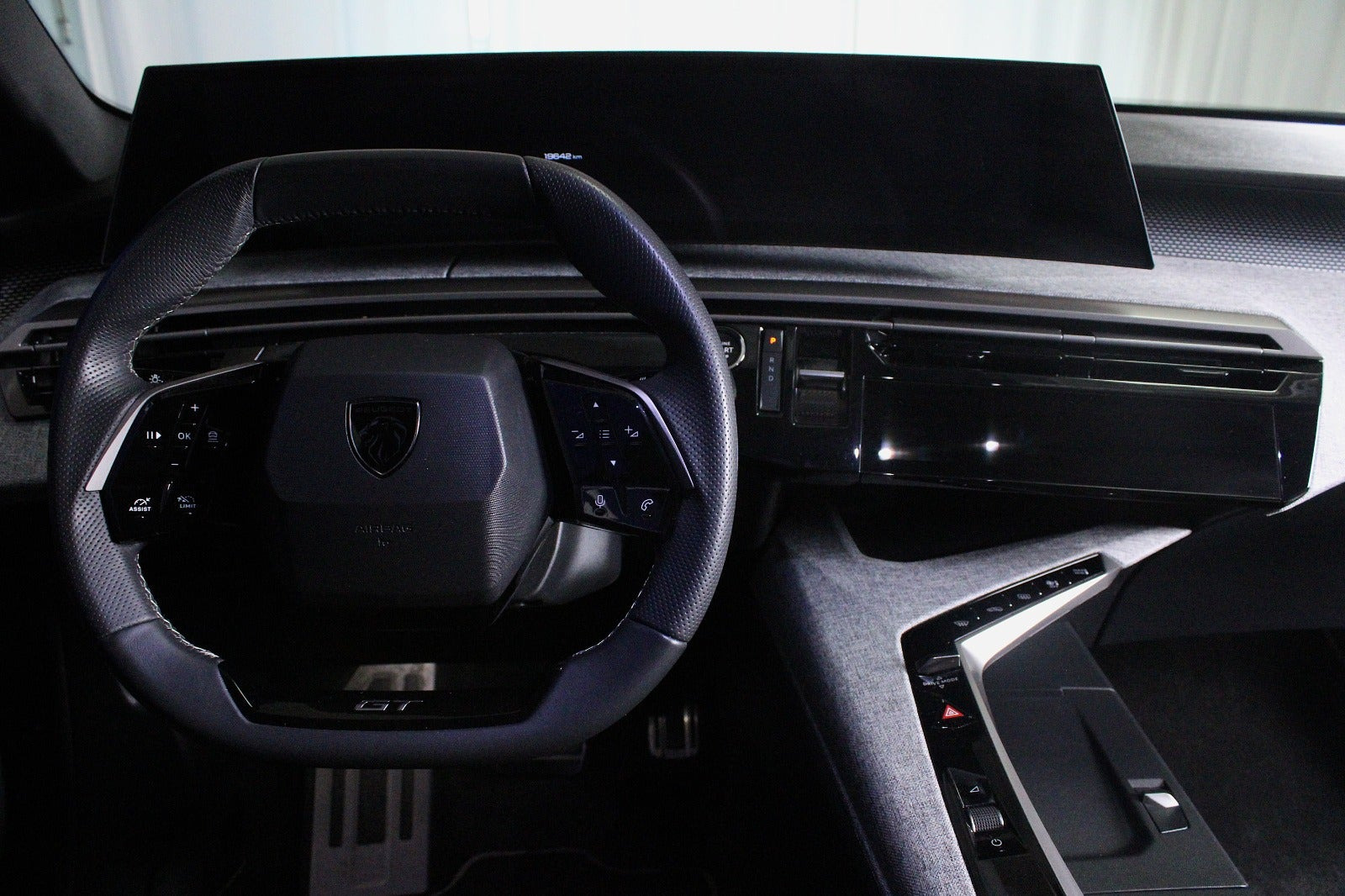Grå Peugeot e-3008 fra 2025