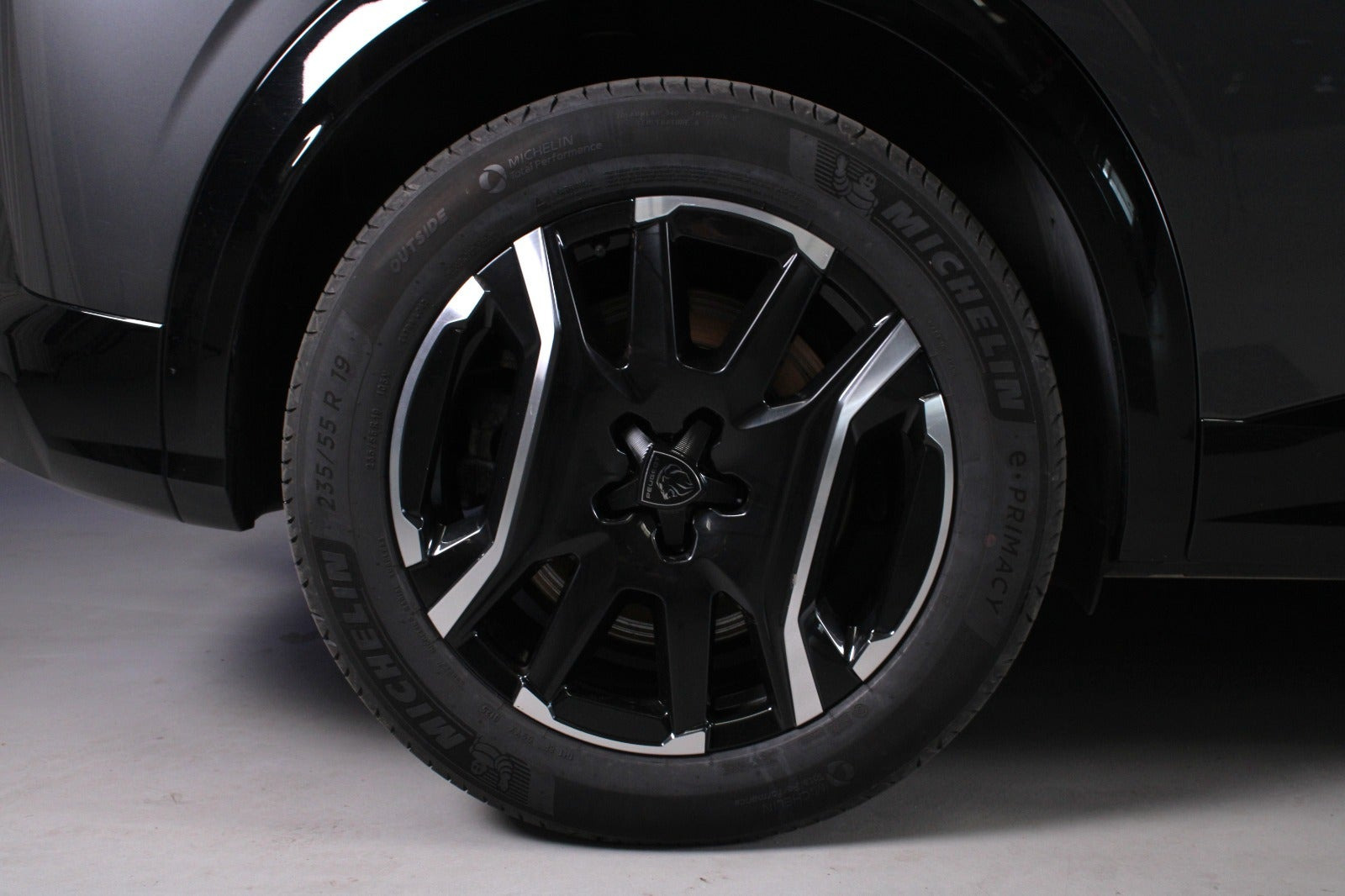 Grå Peugeot e-3008 fra 2025