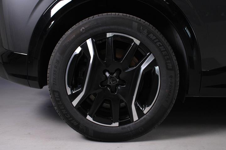 Grå Peugeot e-3008 fra 2025