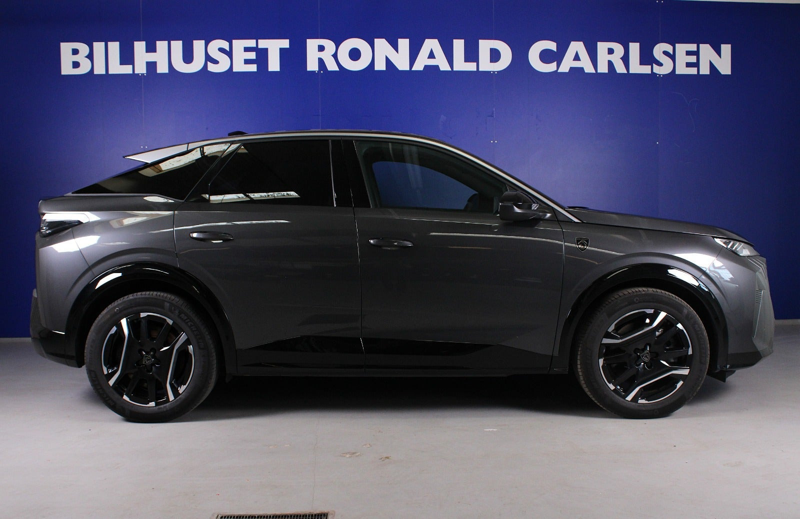 Grå Peugeot e-3008 fra 2025