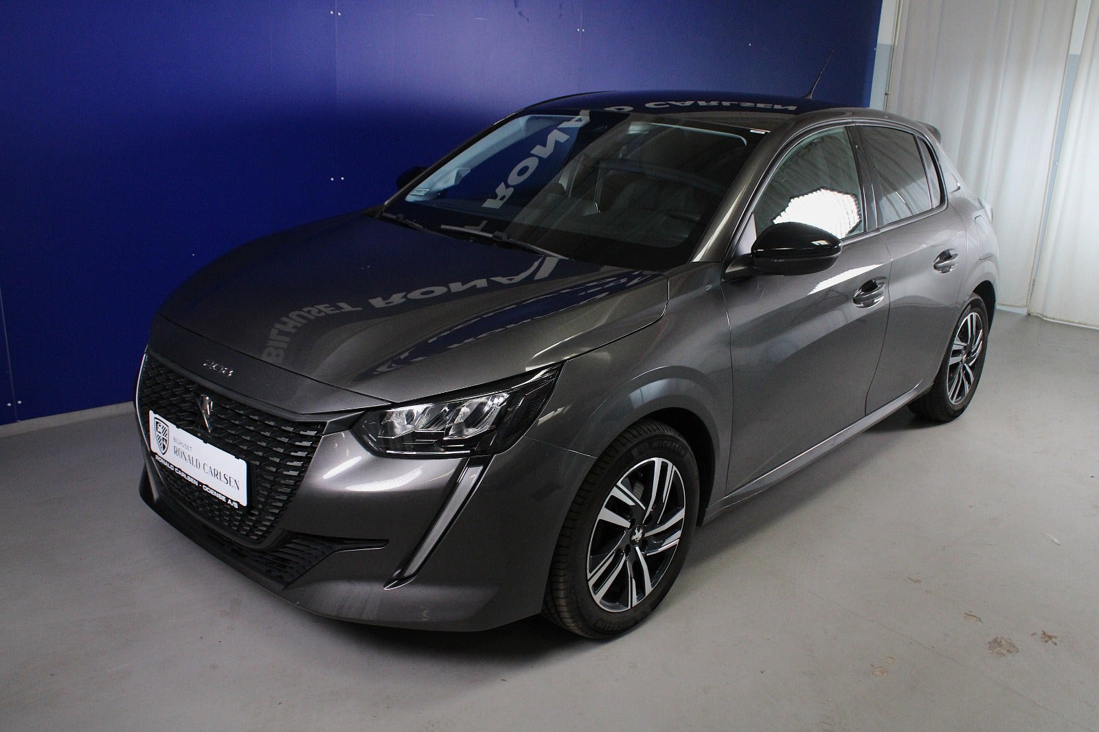 Grå Peugeot 208 fra 2022