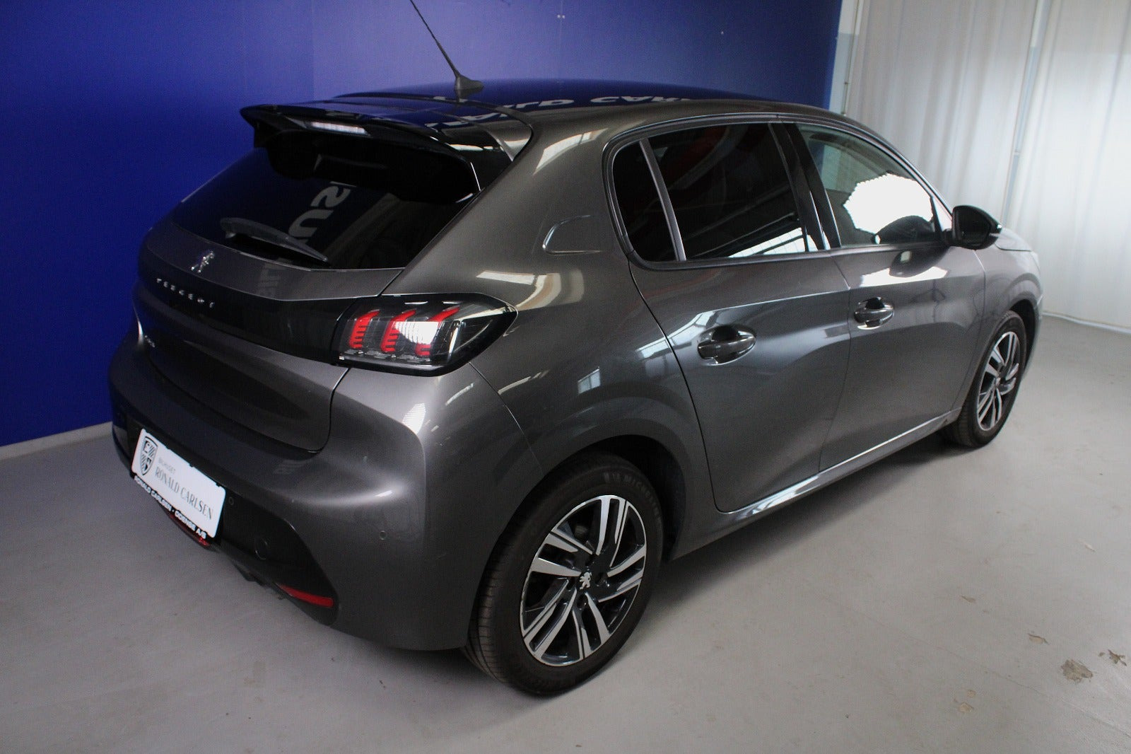 Grå Peugeot 208 fra 2022