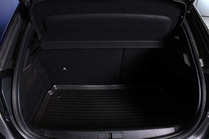 Grå Peugeot 208 fra 2022