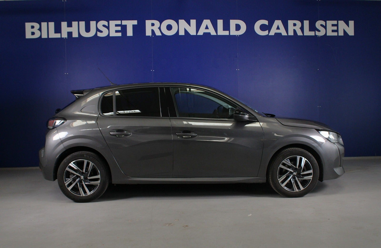 Grå Peugeot 208 fra 2022