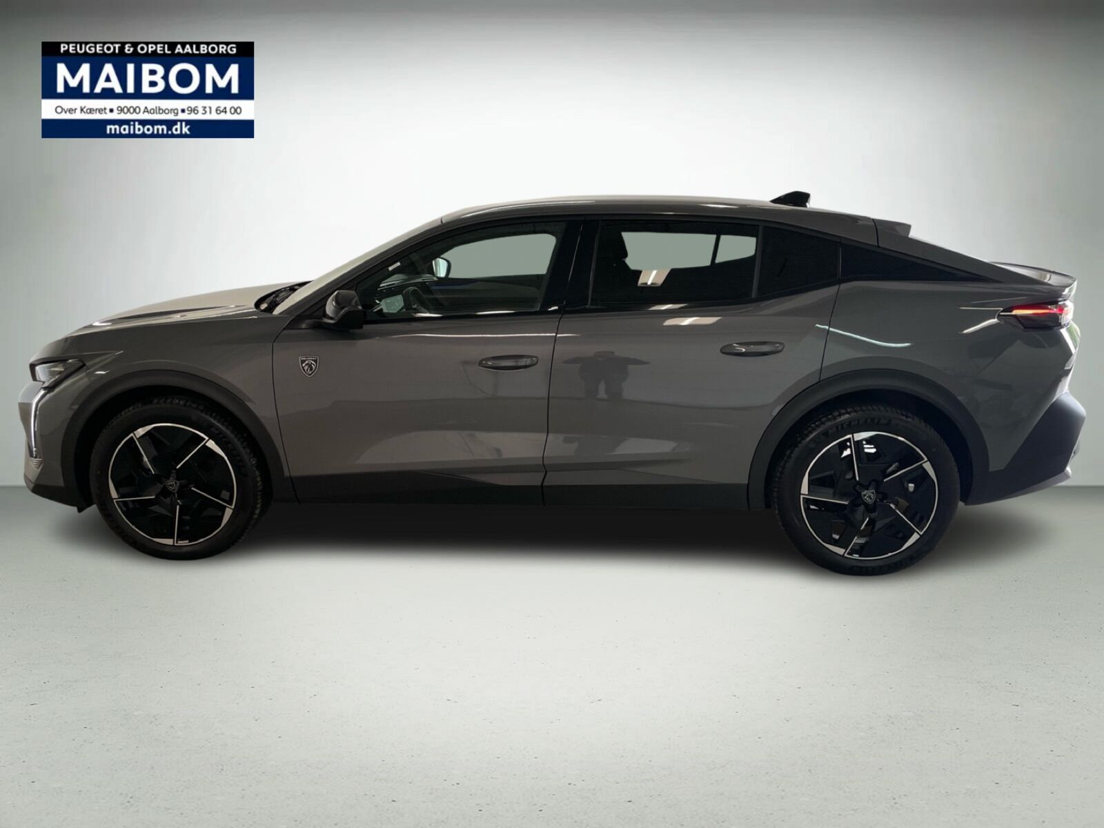 Grå Peugeot e-408 fra 2025