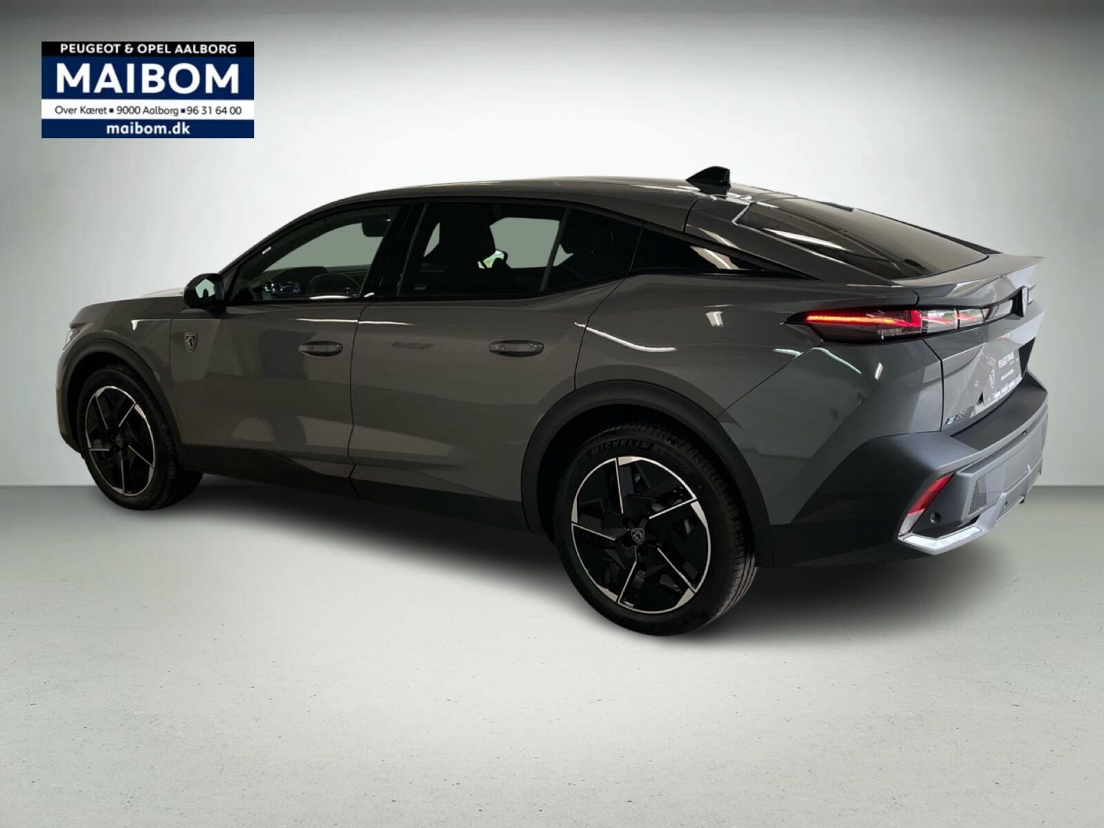 Grå Peugeot e-408 fra 2025