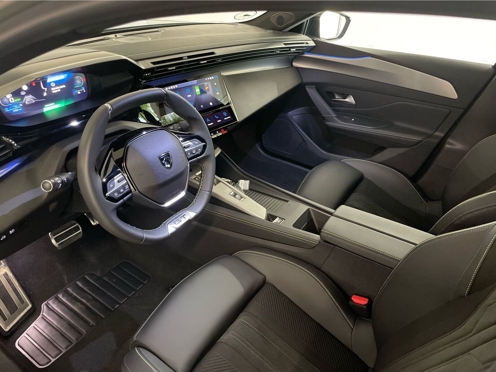 Grå Peugeot e-408 fra 2025