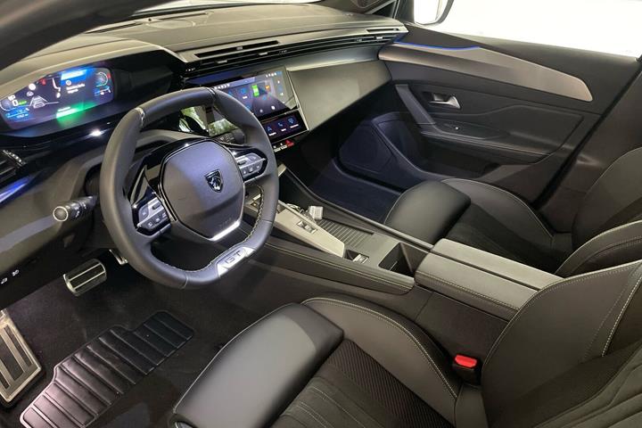Grå Peugeot e-408 fra 2025