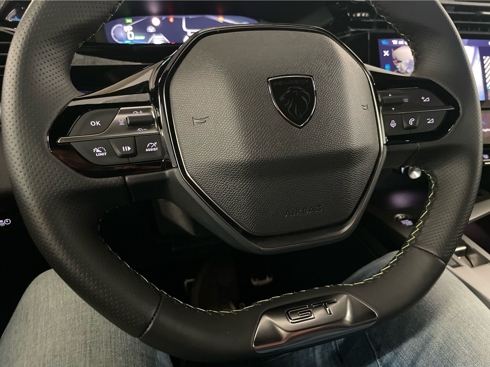 Grå Peugeot e-408 fra 2025