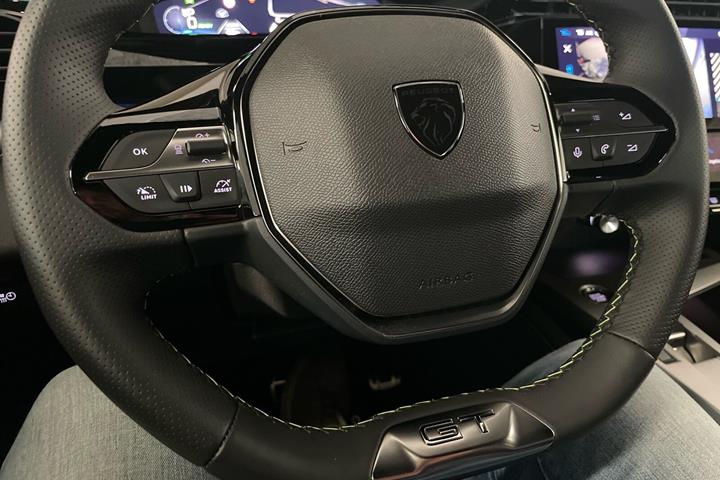 Grå Peugeot e-408 fra 2025