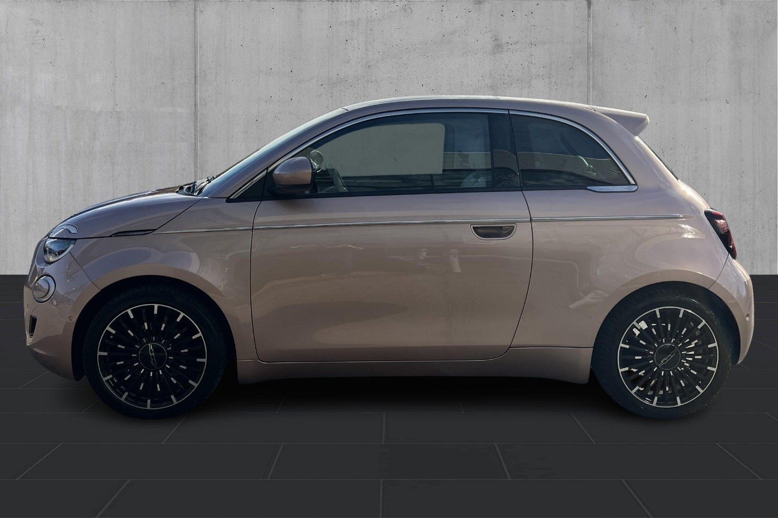 Grå Fiat 500e fra 2023