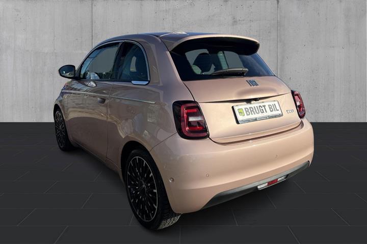 Grå Fiat 500e fra 2023