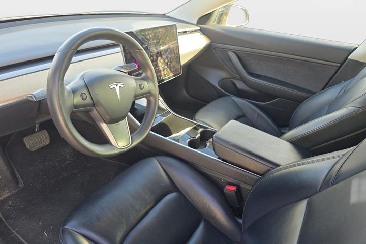 Sort Tesla Model 3 fra 2019