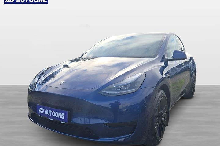 Blå Tesla Model Y fra 2023 set udefra