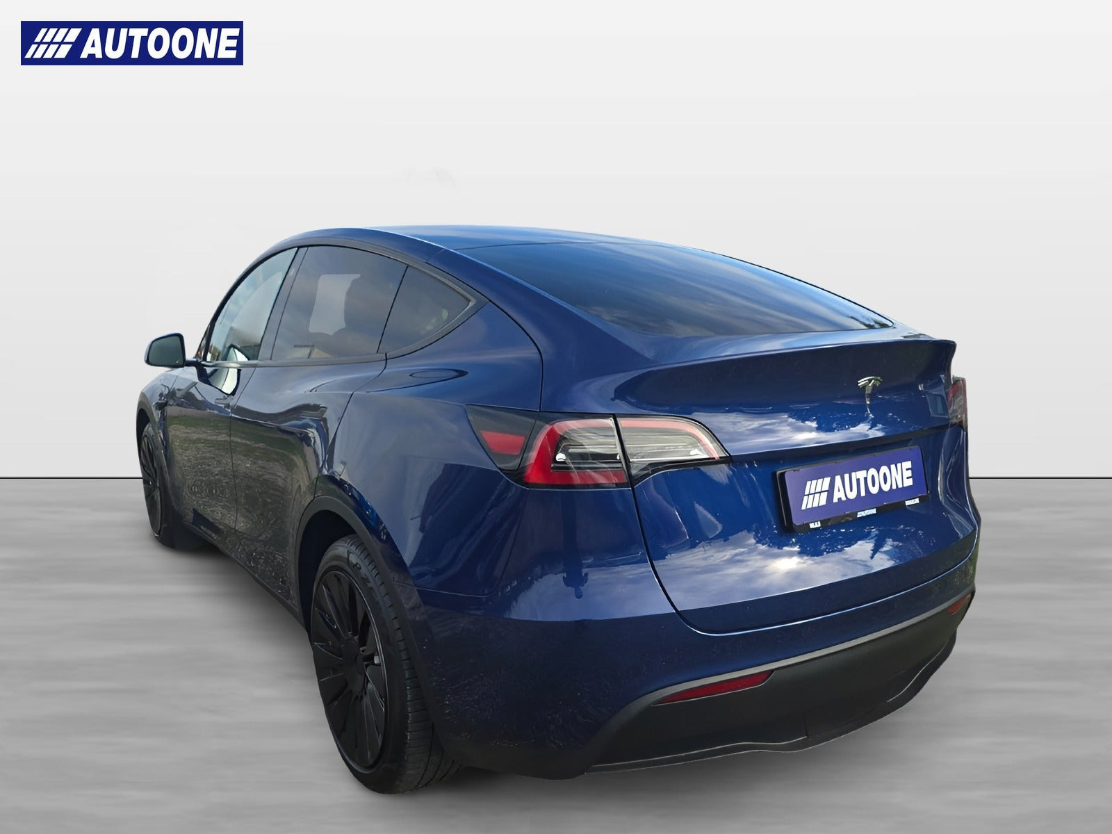 Blå Tesla Model Y fra 2023