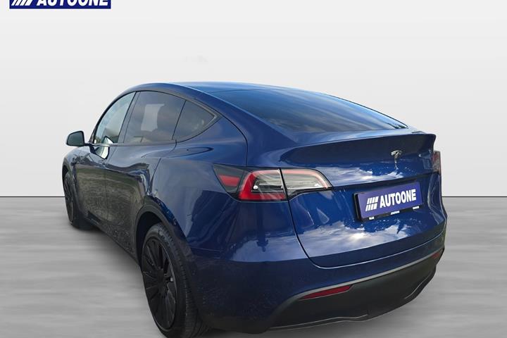 Blå Tesla Model Y fra 2023