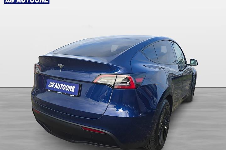 Blå Tesla Model Y fra 2023