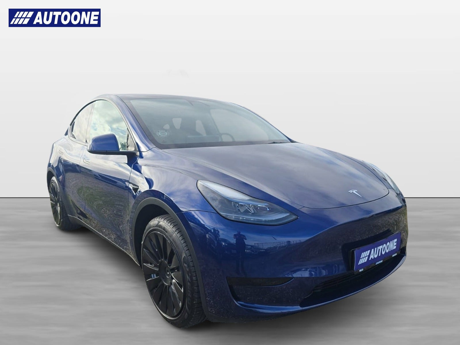 Blå Tesla Model Y fra 2023