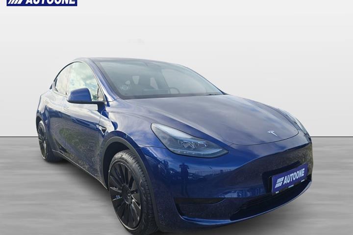Blå Tesla Model Y fra 2023