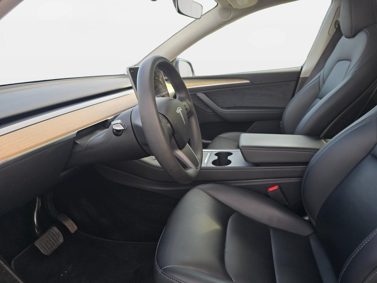 Blå Tesla Model Y fra 2023