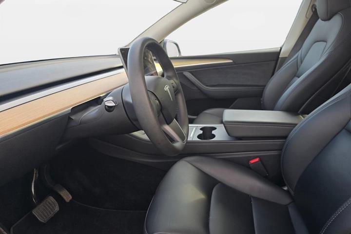 Blå Tesla Model Y fra 2023