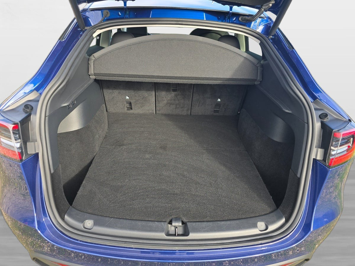 Blå Tesla Model Y fra 2023