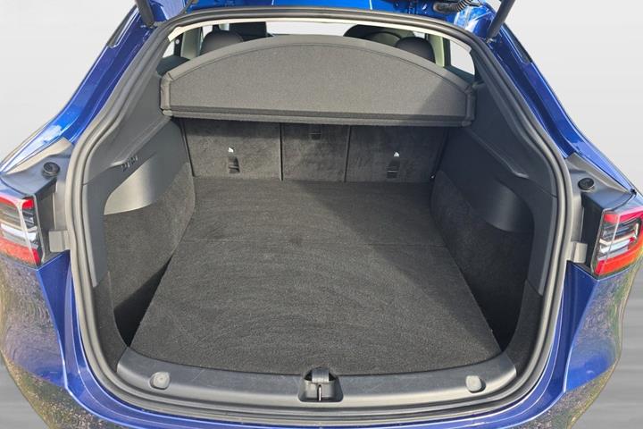 Blå Tesla Model Y fra 2023