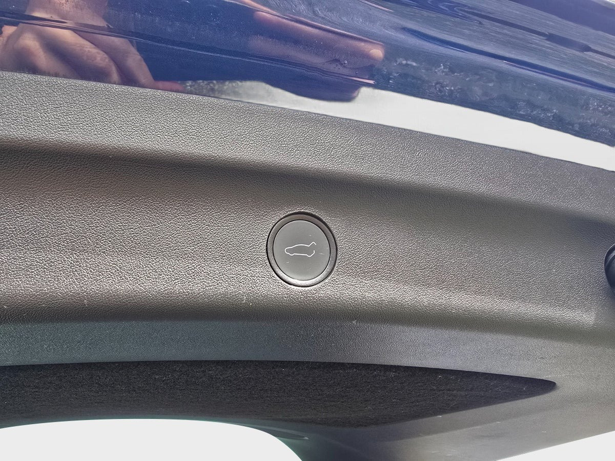 Blå Tesla Model Y fra 2023