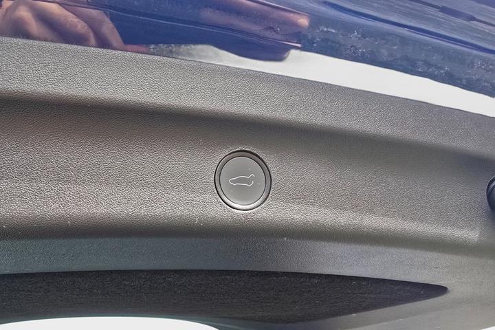 Blå Tesla Model Y fra 2023