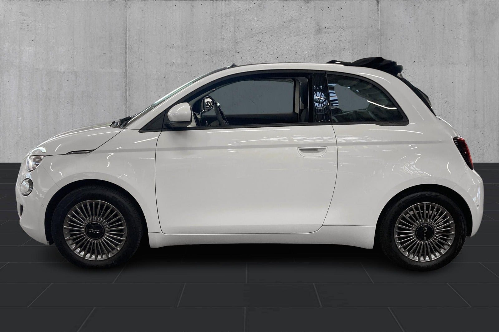 Hvid Fiat 500e fra 2023