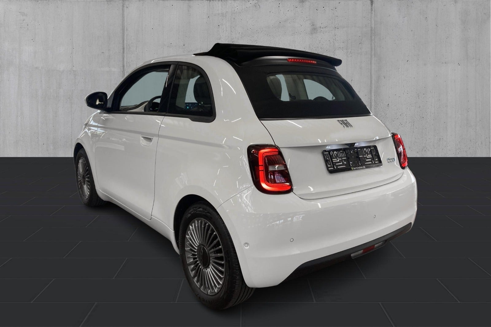Hvid Fiat 500e fra 2023
