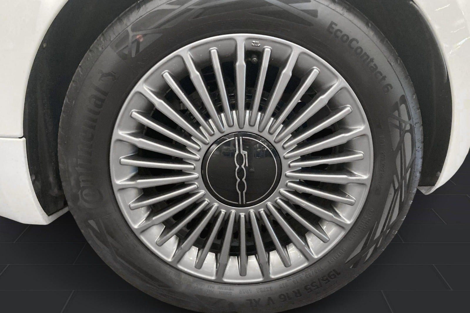 Hvid Fiat 500e fra 2023