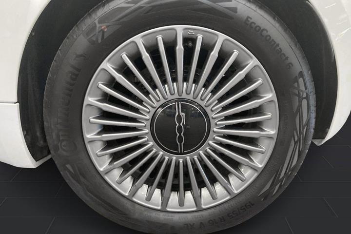 Hvid Fiat 500e fra 2023