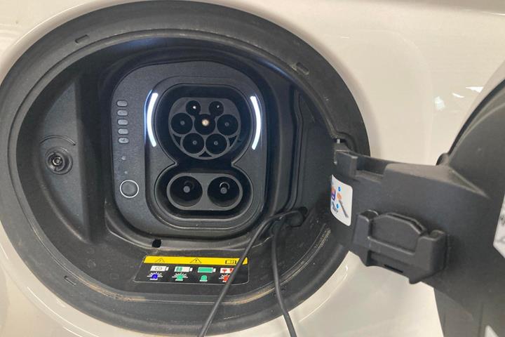Hvid Fiat 500e fra 2023