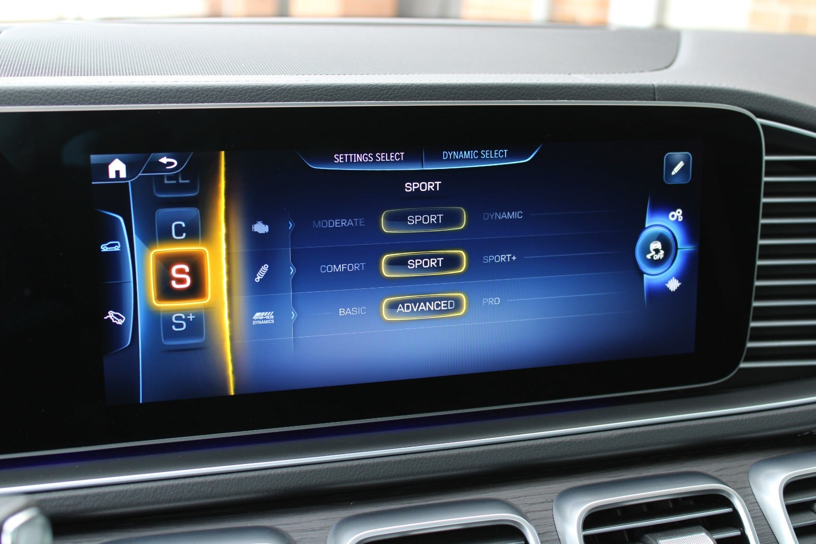 Sort Mercedes GLE53 fra 2025