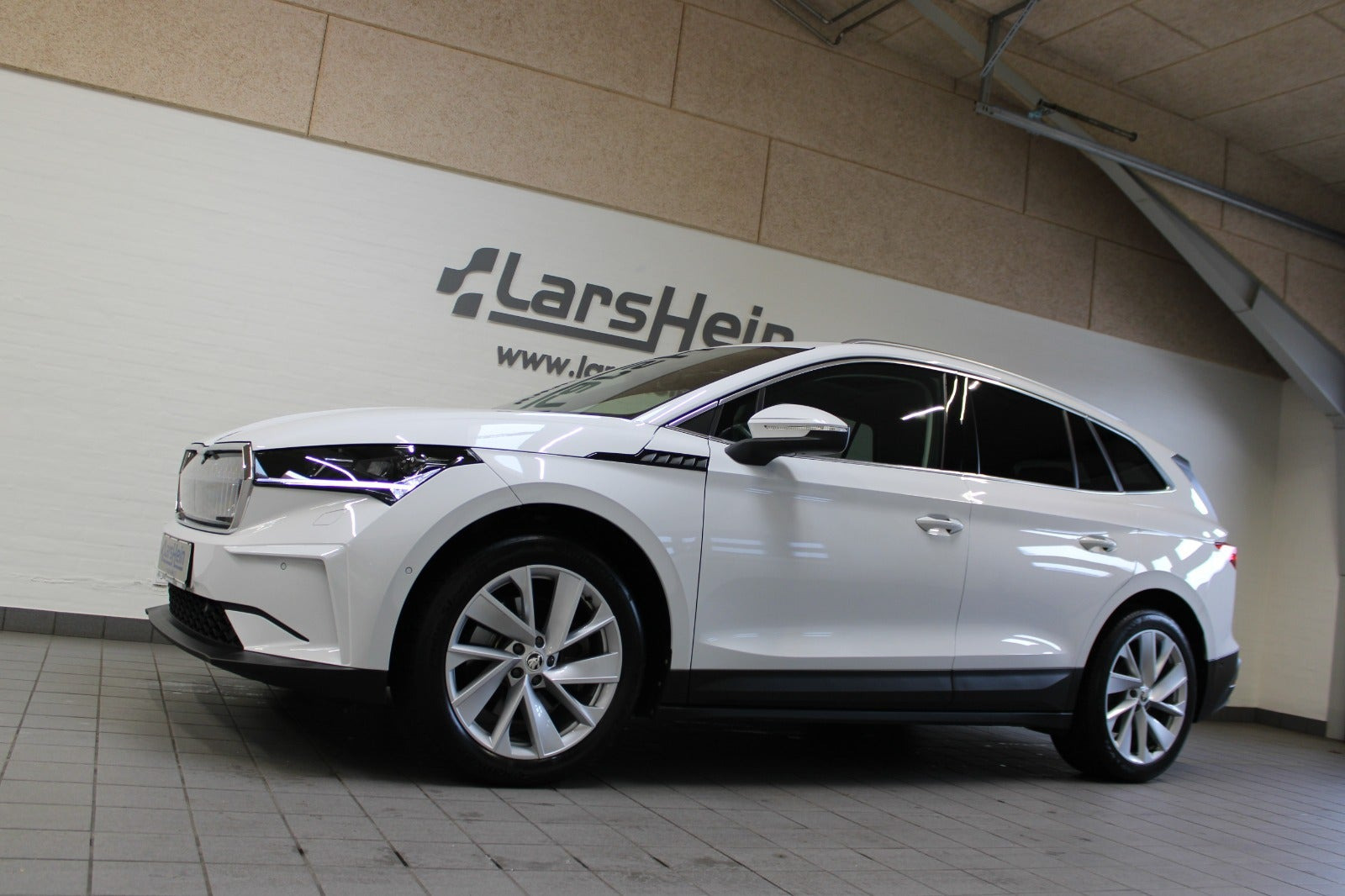 Hvid Skoda Enyaq fra 2022