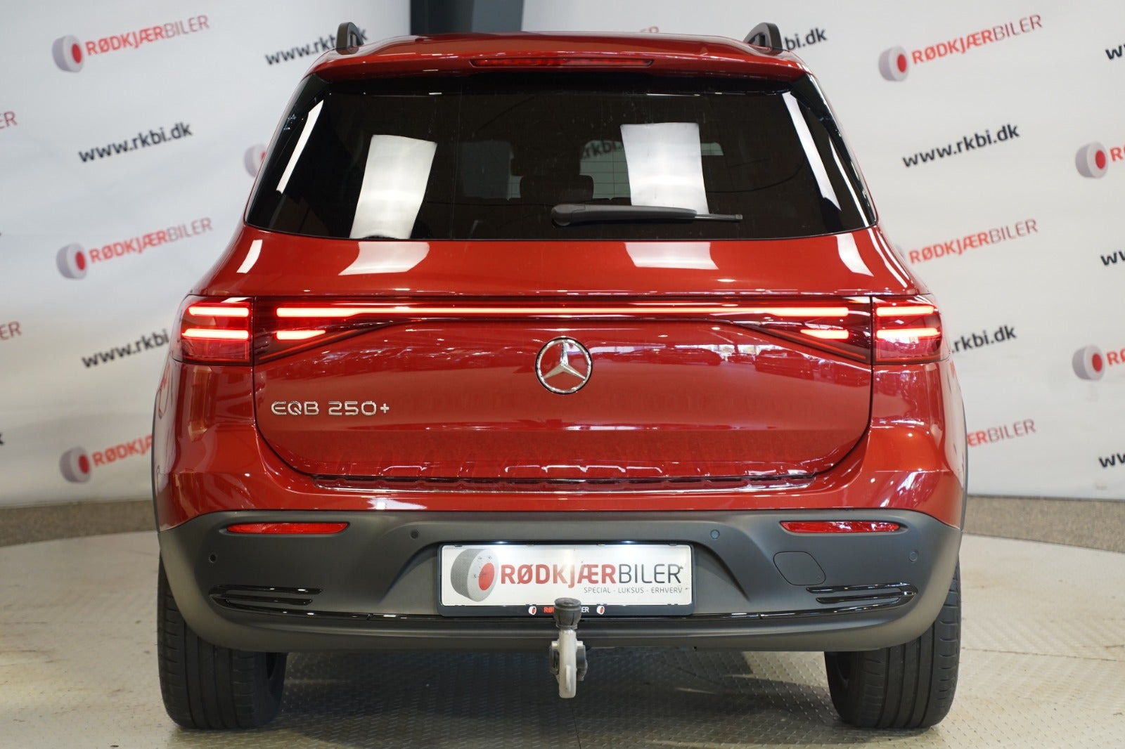 Rød Mercedes EQB250+ fra 2025