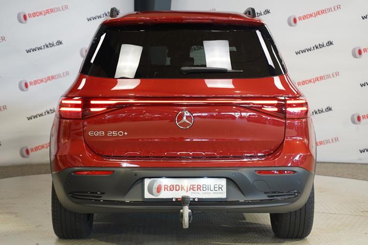 Rød Mercedes EQB250+ fra 2025