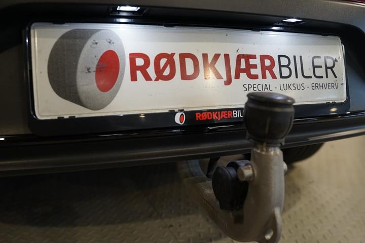Rød Mercedes EQB250+ fra 2025