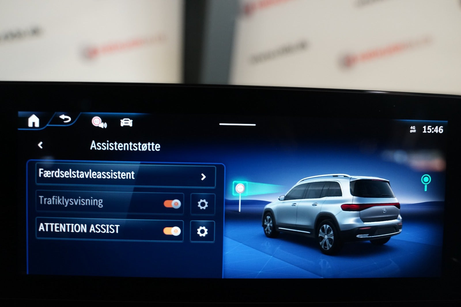 Rød Mercedes EQB250+ fra 2025