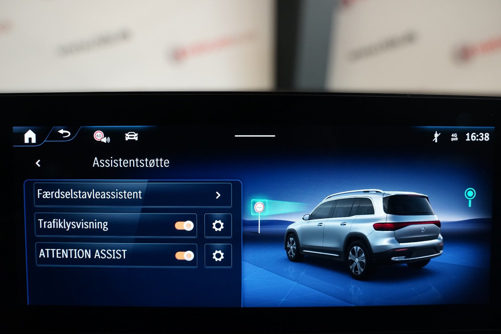 Sølv Mercedes EQB250+ fra 2025