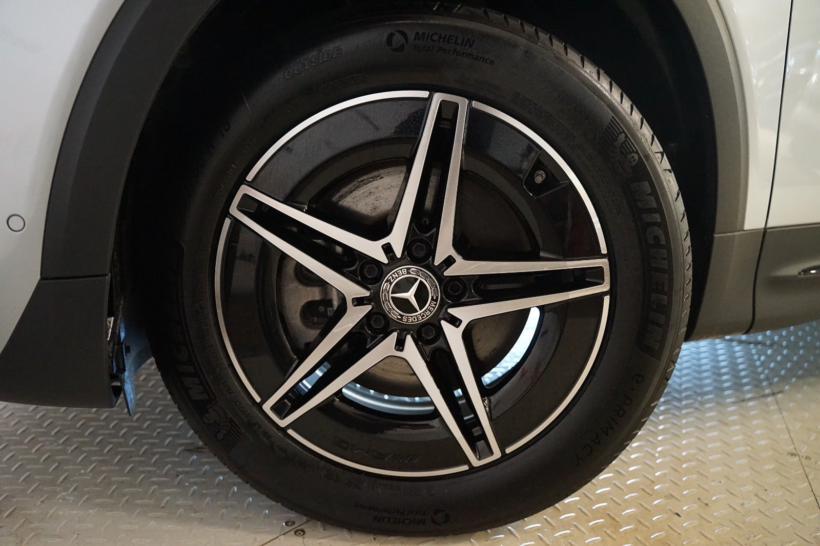 Sølv Mercedes EQB250+ fra 2025
