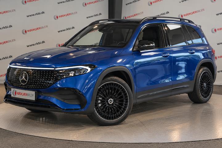 Blå Mercedes EQB250+ fra 2025 set udefra