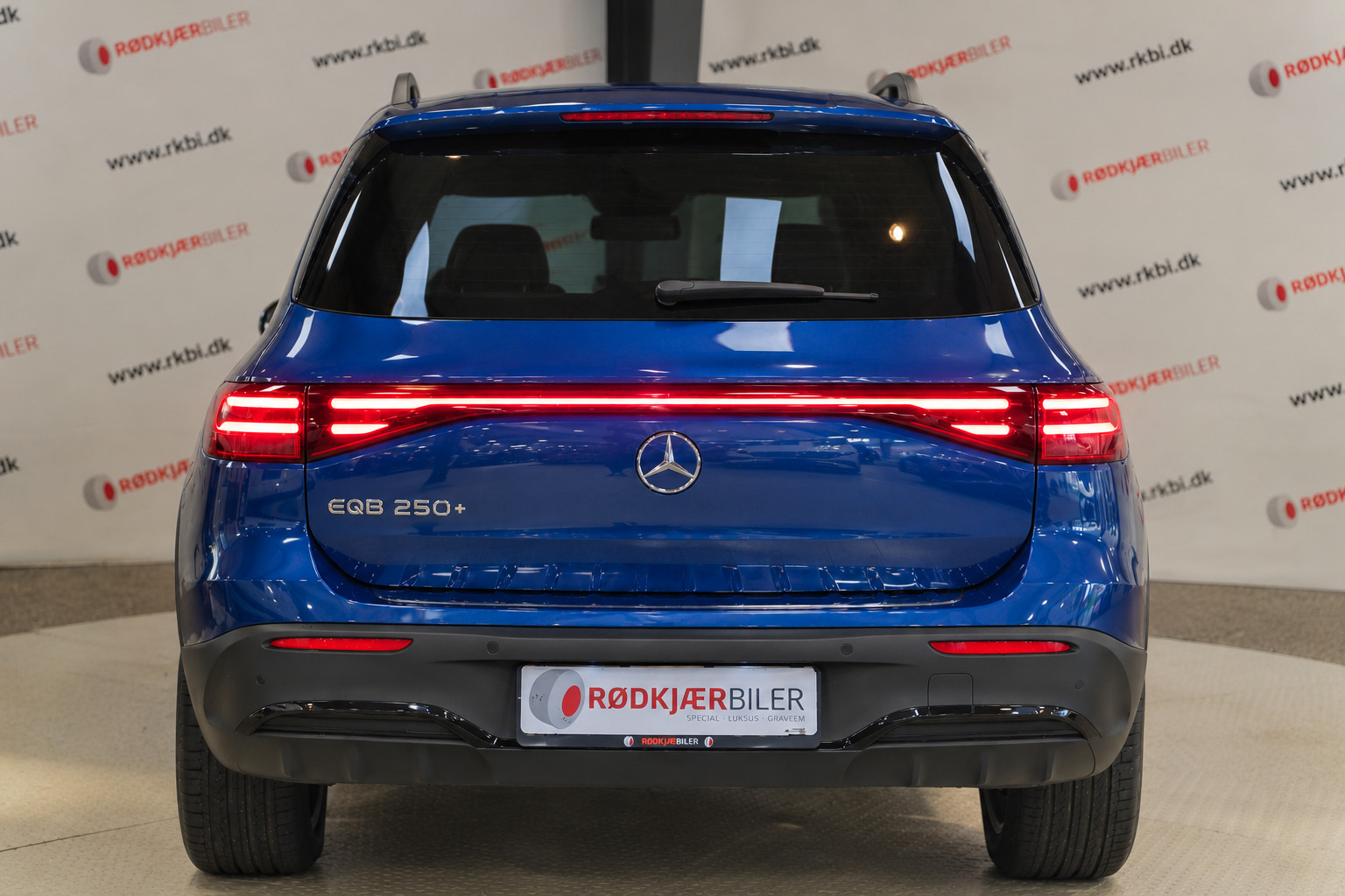 Blå Mercedes EQB250+ fra 2025