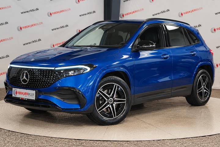 Blå Mercedes EQA250+ fra 2025 set udefra