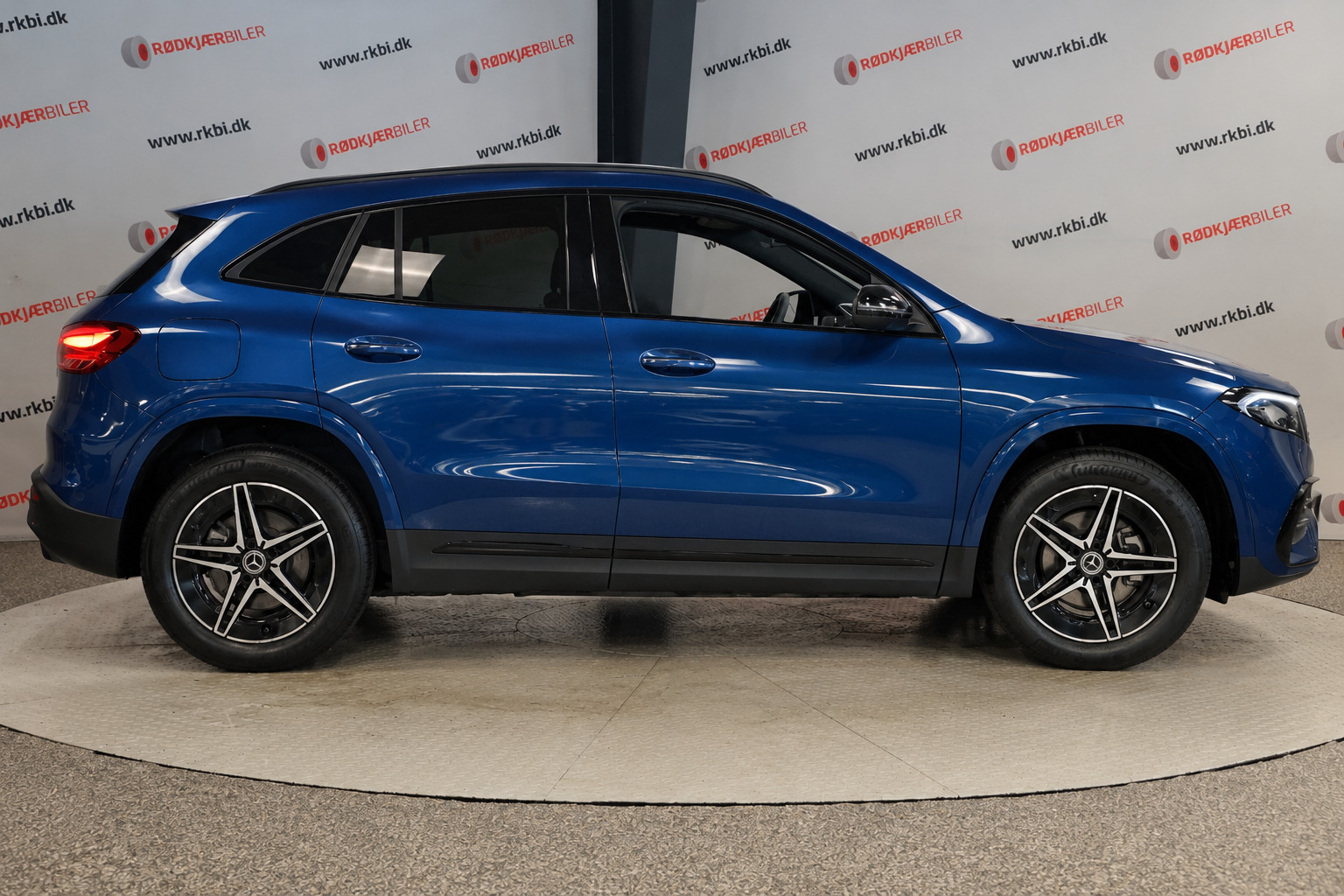 Blå Mercedes EQA250+ fra 2025