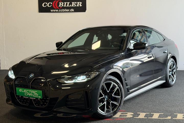 Sort BMW i4 fra 2023 set udefra