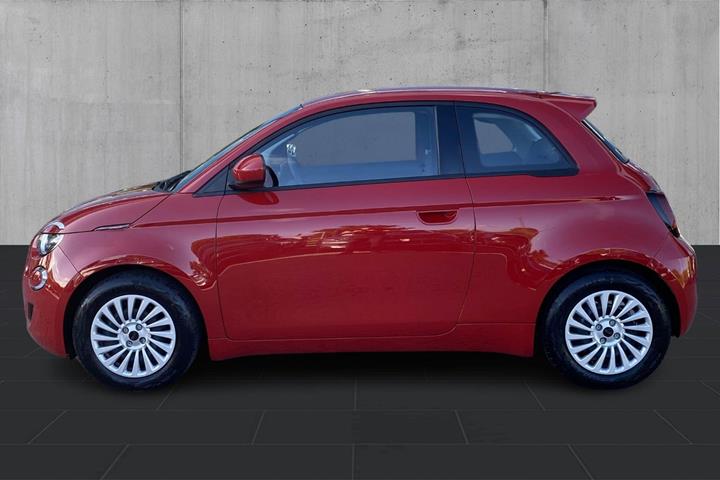 Rød Fiat 500e fra 2024